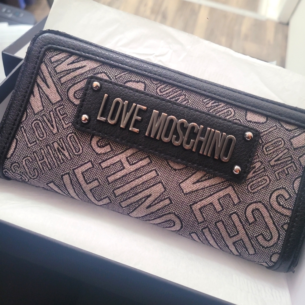 Love moschino large zip round  wallet